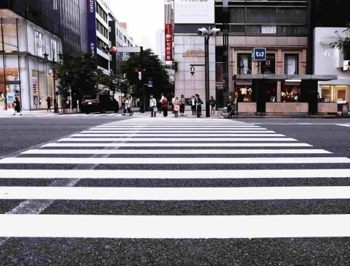 ¿Deben esperar los conductores a que los peatones crucen la calle?