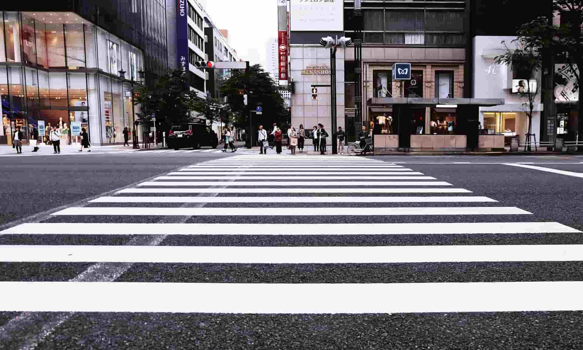 Do drivers have to wait for pedestrians to Cross Street?